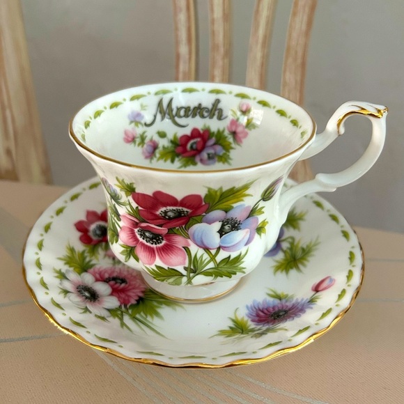 Royal Albert March Anemones Bone China teacup & saucer, vintage 1970s - Picture 1 of 2